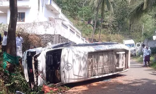 ചുരം ബൈപാസില്‍ ട്രാവലര്‍ നിയന്ത്രണംവിട്ട് മറിഞ്ഞു