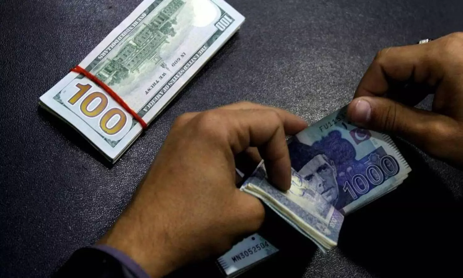 തകർന്നടിഞ്ഞ് പാകിസ്താൻ രൂപ; വിനിമയ മൂല്യം ഡോളറിനെതിരെ 262ലേക്ക് ഇടിഞ്ഞു