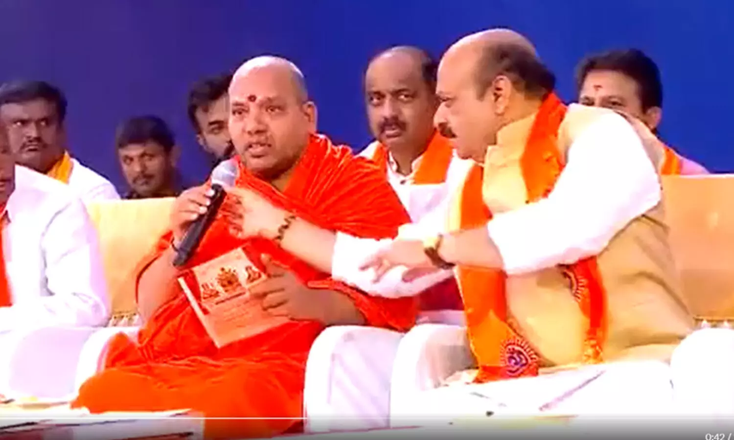 ​ഹിന്ദുസന്യാസിയുടെ വിമർശനം പിടിച്ചില്ല, മൈക്ക്​ പിടിച്ചുവാങ്ങി കർണാടക മുഖ്യമന്ത്രി -VIDEO