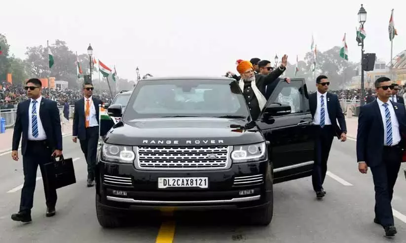 റിപ്പബ്ലിക് ദിനാഘോഷത്തിലേക്ക് മോദിയെത്തിയത് സ്ഫോടനങ്ങളിലും തകരാത്ത കരുത്തനൊപ്പം; റേഞ്ച് റോവർ സെന്റിനൽ ആര്? റിപ്പബ്ലിക് ദിനാഘോഷത്തിലേക്ക് മോദിയെത്തിയത് സ്ഫോടനങ്ങളിലും തകരാത്ത കരുത്തനൊപ്പം; റേഞ്ച് റോവർ സെന്റിനൽ ആര്?