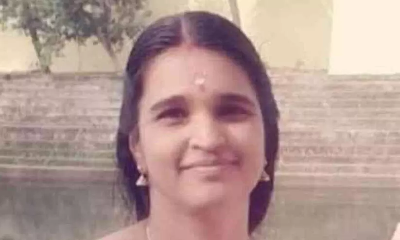 ബസ്സും സ്കൂട്ടറും കൂട്ടിയിടിച്ച് വീട്ടമ്മ മരിച്ചു