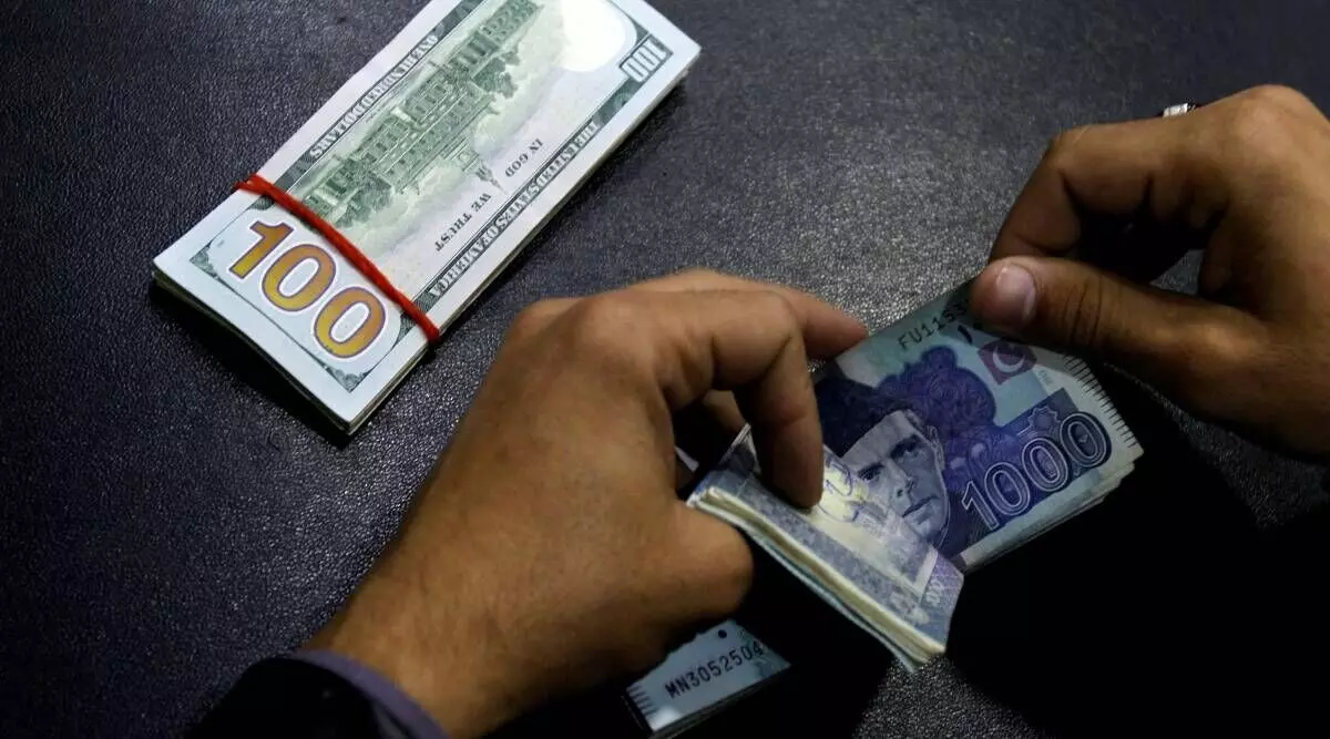 തകർന്നടിഞ്ഞ് പാകിസ്താൻ രൂപ; വിനിമയ മൂല്യം ഡോളറിനെതിരെ 262ലേക്ക് ഇടിഞ്ഞു