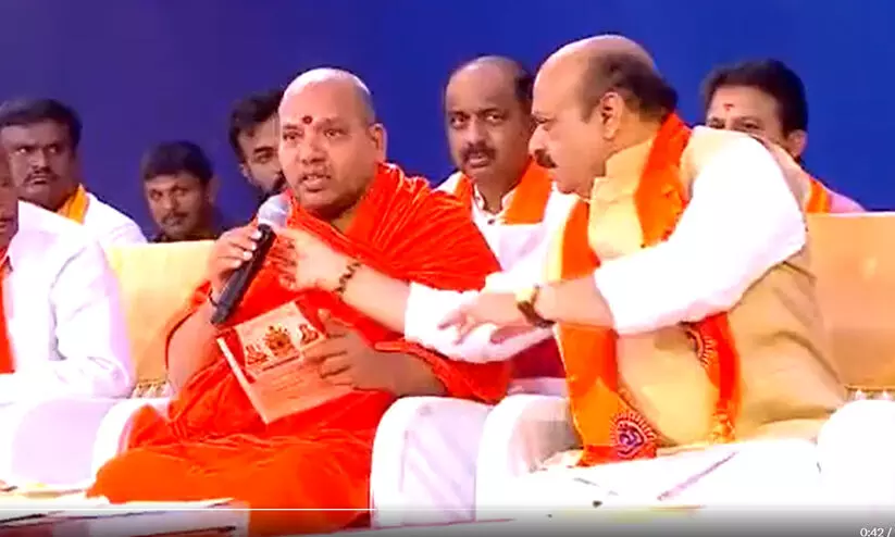 ​ഹിന്ദുസന്യാസിയുടെ വിമർശനം പിടിച്ചില്ല, മൈക്ക്​ പിടിച്ചുവാങ്ങി കർണാടക മുഖ്യമന്ത്രി -VIDEO