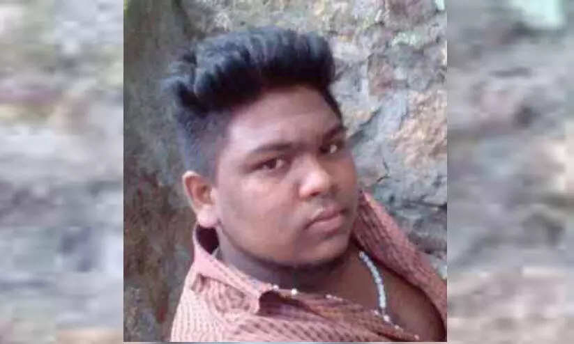 ബൈക്കിൽ ടിപ്പർ ലോറി ഇടിച്ച് യുവാവ് മരിച്ചു ബൈക്കിൽ ടിപ്പർ ലോറി ഇടിച്ച് യുവാവ് മരിച്ചു