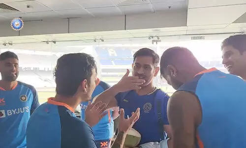 സ്വന്തം നാട്ടിൽ ട്വന്റി 20; ഇന്ത്യൻ ടീമി​നെ കാണാനെത്തി ധോണി