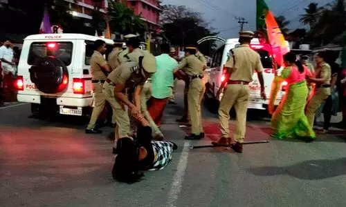 ബി.ബി.സി ഡോക്യൂമെന്ററി പ്രദർശനം തടയാൻ ശ്രമിച്ച ബി. ജെ. പി പ്രവർത്തകരെ അറസ്റ്റ് ചെയ്തു നീക്കി