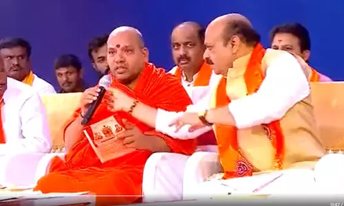 ​ഹിന്ദുസന്യാസിയുടെ വിമർശനം പിടിച്ചില്ല, മൈക്ക്​ പിടിച്ചുവാങ്ങി കർണാടക മുഖ്യമന്ത്രി -VIDEO