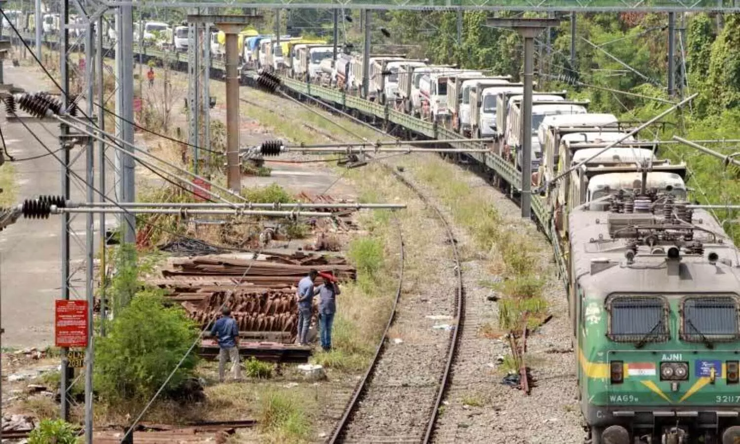 എഫ്​.ഡി.ആർ പദ്ധതിയിലൂടെ റോഡ്​ നിർമാണം; വാഹനങ്ങളും യന്ത്രങ്ങളുമായി ഓപൺ വാഗൺ ട്രെയിൻ കൊല്ലത്ത്