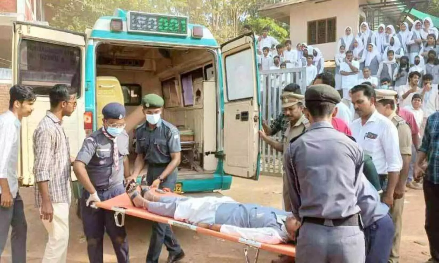 സ്കൂളിലേക്ക് കുതിച്ചെത്തി അഗ്നിസുരക്ഷ വാഹനങ്ങളും