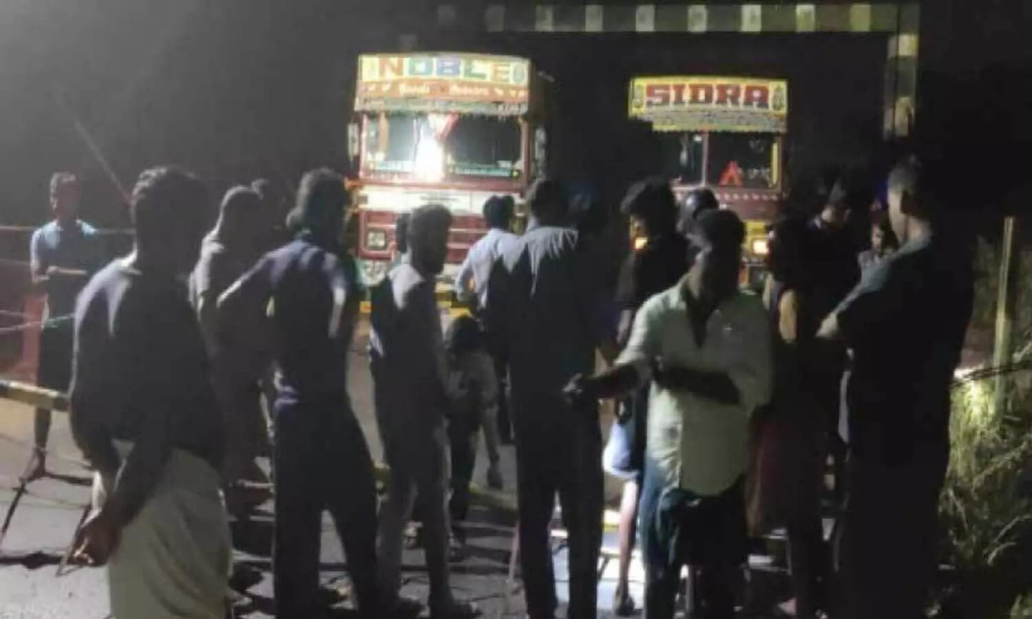 പള്ളിക്കര റെയിൽവേ ഗേറ്റ് ലോറിയിടിച്ച് തകർന്നു