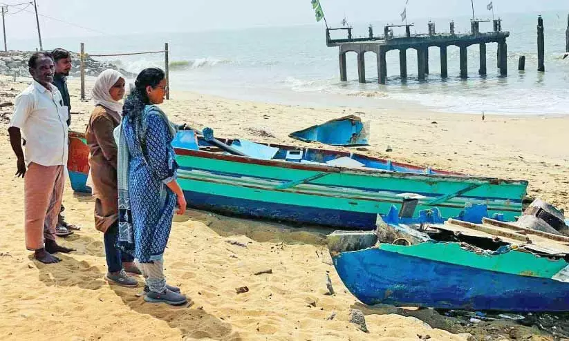വടകരയിൽ തീവ്ര കടൽക്ഷോഭം; മൂന്ന് ഫൈബർ വള്ളങ്ങൾ തകർന്നു വടകരയിൽ തീവ്ര കടൽക്ഷോഭം; മൂന്ന് ഫൈബർ വള്ളങ്ങൾ തകർന്നു