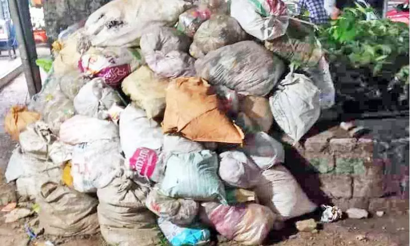 പൂനൂർ അങ്ങാടിയിലും ഞേറപ്പൊയിലിലും മാലിന്യംതള്ളൽ പതിവാകുന്നു; വഴി നടക്കാനാകാതെ നാട്ടുകാർ