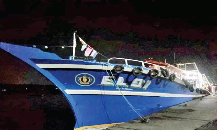 തീ​ര​ക്ക​ട​ലി​ൽ അ​ന​ധി​കൃ​ത മ​ത്സ്യ​ബ​ന്ധ​നം; ബോ​ട്ട് പി​ടി​കൂ​ടി