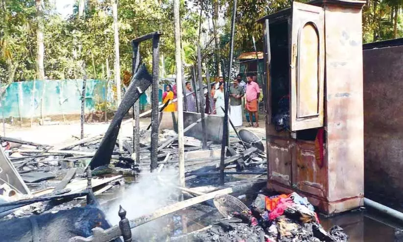 കയ്പമംഗലത്ത് വീട് കത്തിനശിച്ചു കയ്പമംഗലത്ത് വീട് കത്തിനശിച്ചു