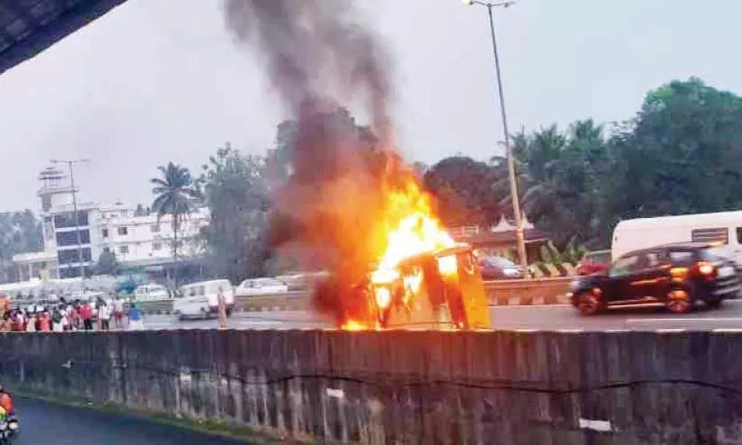 ഓടുന്നതിനിടെ ഗുഡ്സ് ഓട്ടോ കത്തിനശിച്ചു ഓടുന്നതിനിടെ ഗുഡ്സ് ഓട്ടോ കത്തിനശിച്ചു