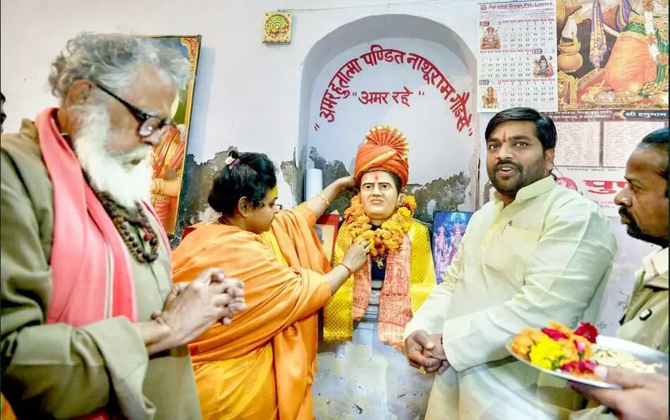 മീറത്തിലെ ഓഫിസിൽ സ്ഥാപിച്ച ഗാന്ധി ഘാതകൻ നാഥുറാം വിനായക് ഗോദ്സേയുടെ പ്രതിമയിൽ മാല ചാർത്തുന്ന ഹിന്ദു മഹാസഭാ നേതാക്കൾ Smita Sharma/The New York Times മീറത്തിലെ ഓഫിസിൽ സ്ഥാപിച്ച ഗാന്ധി ഘാതകൻ നാഥുറാം വിനായക് ഗോദ്സേയുടെ പ്രതിമയിൽ മാല ചാർത്തുന്ന ഹിന്ദു മഹാസഭാ നേതാക്കൾ Smita Sharma/The New York Times