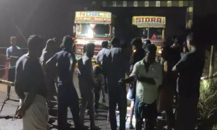 പള്ളിക്കര റെയിൽവേ ഗേറ്റ് ലോറിയിടിച്ച് തകർന്നു