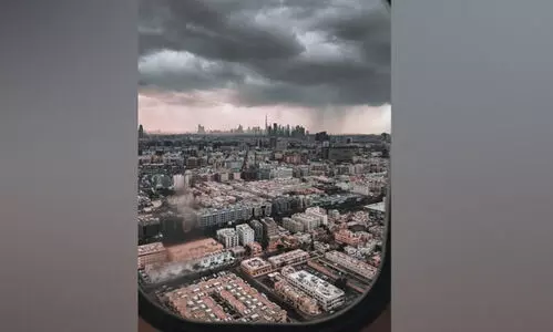 മരുഭൂ തണുപ്പിച്ച്​ പെയ്​തൊഴിയാതെ മഴ