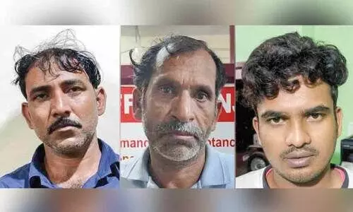 നാല് കിലോ കഞ്ചാവുമായി മൂന്നുപേർ പിടിയിൽ നാല് കിലോ കഞ്ചാവുമായി മൂന്നുപേർ പിടിയിൽ