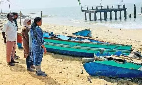 വടകരയിൽ തീവ്ര കടൽക്ഷോഭം; മൂന്ന് ഫൈബർ വള്ളങ്ങൾ തകർന്നു
