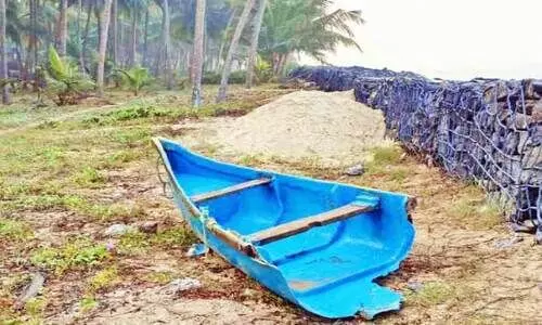 കൊളാവിപ്പാലത്ത് അപ്രതീക്ഷിത കടൽക്ഷോഭം; രണ്ട് വള്ളങ്ങൾ തകർന്നു