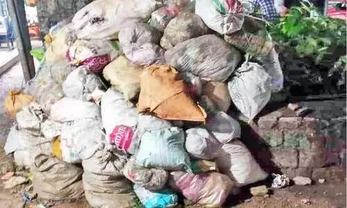 പൂനൂർ അങ്ങാടിയിലും ഞേറപ്പൊയിലിലും മാലിന്യംതള്ളൽ പതിവാകുന്നു; വഴി നടക്കാനാകാതെ നാട്ടുകാർ