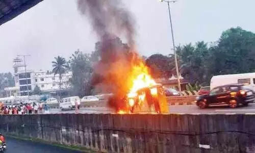 ഓടുന്നതിനിടെ ഗുഡ്‌സ് ഓട്ടോ കത്തിനശിച്ചു