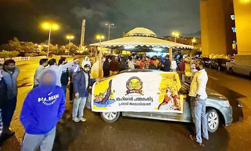 തൊഴിലാളികൾക്ക് ഭക്ഷണം നൽകി പത്തനംതിട്ട പ്രവാസി അസോസിയേഷൻ തൊഴിലാളികൾക്ക് ഭക്ഷണം നൽകി പത്തനംതിട്ട പ്രവാസി അസോസിയേഷൻ