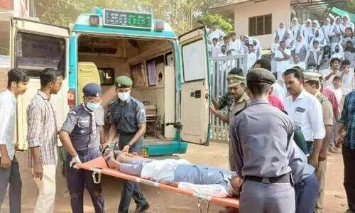 സ്കൂളിലേക്ക് കുതിച്ചെത്തി അഗ്നിസുരക്ഷ വാഹനങ്ങളും