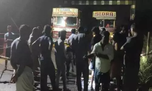 പള്ളിക്കര റെയിൽവേ ഗേറ്റ് ലോറിയിടിച്ച് തകർന്നു