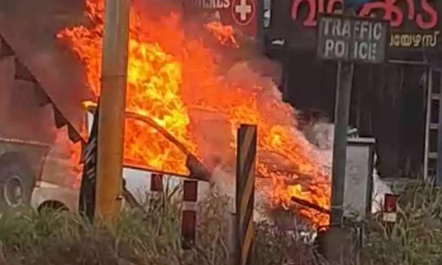 ഓടിക്കൊണ്ടിരുന്ന കാറിന് തീപ്പിടിച്ചു; ഡ്രൈവർ അത്ഭുതകരമായി രക്ഷപ്പെട്ടു