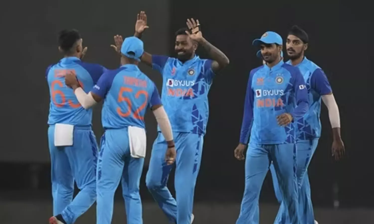 തകർന്നടിഞ്ഞ് ന്യൂസിലാൻഡ്; ഇന്ത്യക്ക് ജയിക്കാൻ 100 റൺസ്