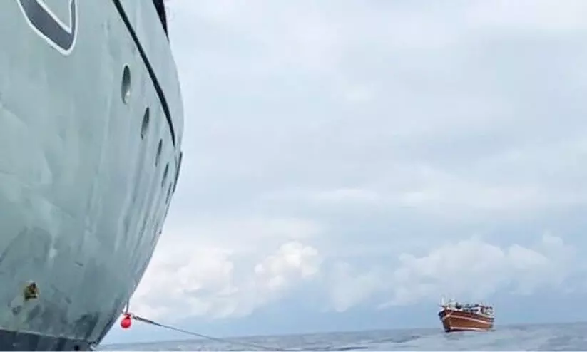 അ​പ​ക​ട​ത്തി​ൽ​പെ​ട്ട ഇ​റാ​ൻ ബോ​ട്ട് ​റോ​യ​ൽ നേ​വി ഓ​ഫ് ഒ​മാ​ന്‍ ര​ക്ഷി​ച്ചു