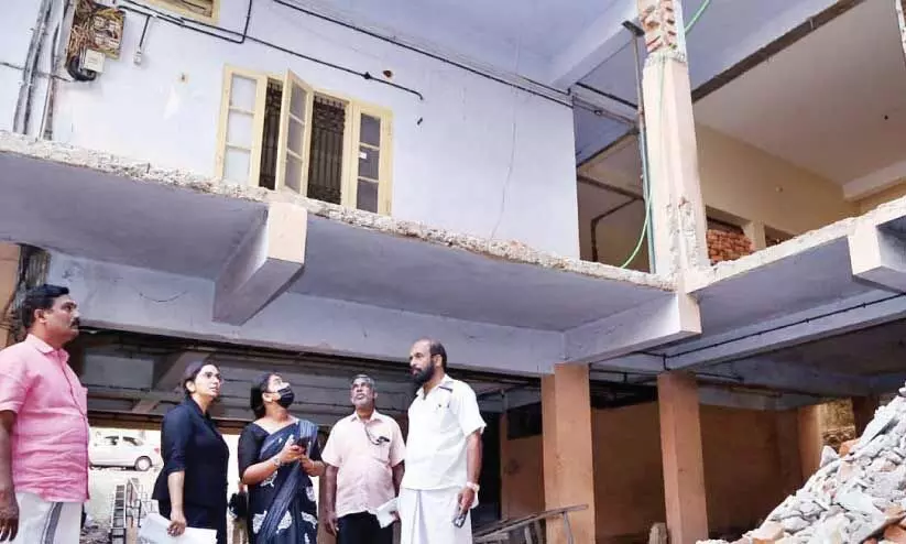 ബി​നി ടൂ​റി​സ്റ്റ് ഹോം; പൊ​ളി​ക്കു​ന്ന​ത് അ​റി​ഞ്ഞി​ല്ലെ​ന്ന് സൂ​പ്ര​ണ്ടി​ങ് എ​ൻ​ജി​നീയ​റു​ടെ മൊ​ഴി