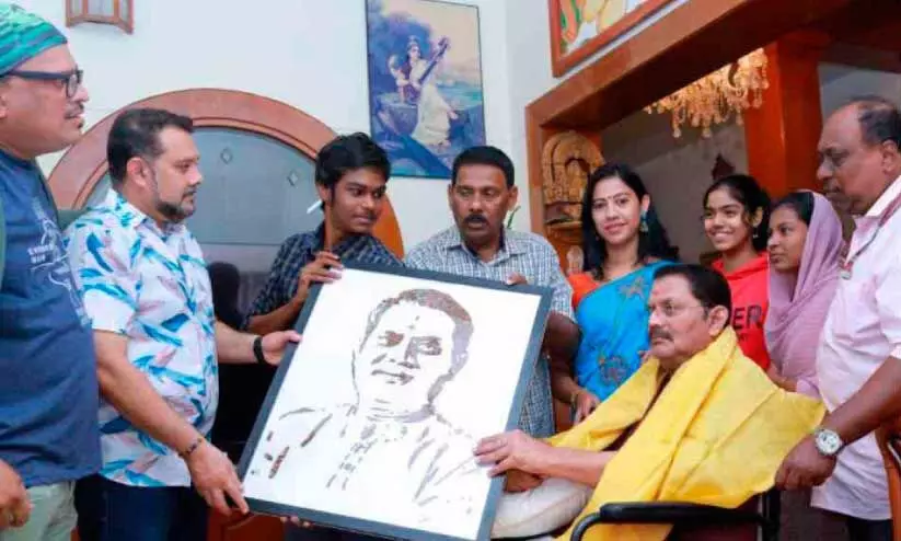 ജഗതി ശ്രീകുമാറിന് ചിരട്ടയില്‍ തീര്‍ത്ത ശിൽപം കൈമാറി