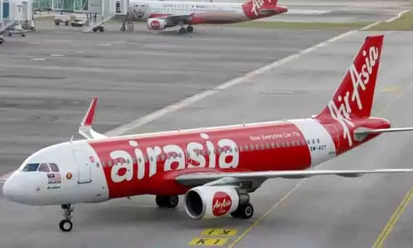 പക്ഷി ഇടിച്ചു; എയർ ഏഷ്യ വിമാനം അടിയന്തരമായി ഇറക്കി പക്ഷി ഇടിച്ചു; എയർ ഏഷ്യ വിമാനം അടിയന്തരമായി ഇറക്കി