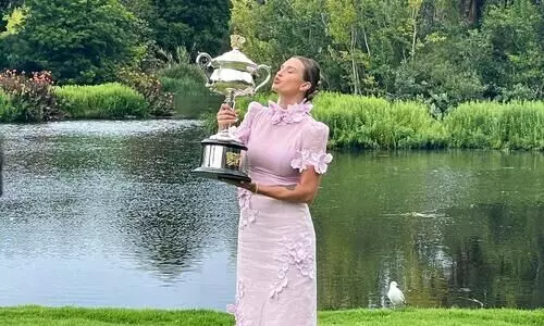 ‘രാജ്യമില്ലാതെ’ അവളെത്തി; മടക്കം ‘ന്യൂട്രൽ’ ഗ്രാൻഡ്സ്ലാം ജേതാവായി