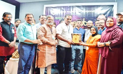 മാ​പ്പി​ള​പ്പാ​ട്ട് ഗാ​യി​ക വി​ള​യി​ൽ ഫ​സീ​ല​ക്ക് ആ​ദ​രം