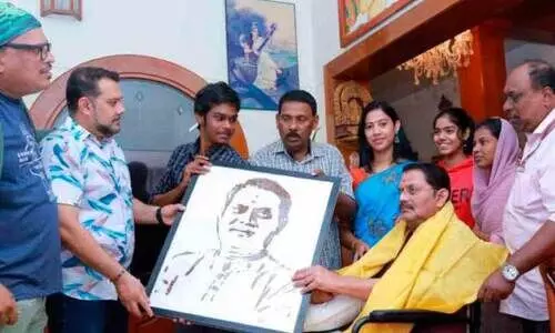 ജഗതി ശ്രീകുമാറിന് ചിരട്ടയില്‍ തീര്‍ത്ത ശിൽപം കൈമാറി