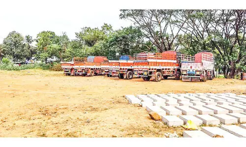 ഇവിടെ ‘നോ ​പാ​ർ​ക്കി​ങ് ’ ബോ​ർ​ഡു​ണ്ട്; പേ​രി​നു​മാ​ത്രം