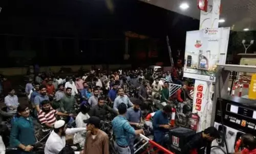 സാമ്പത്തിക പ്രതിസന്ധിക്കിടെ പെട്രോൾ, ഡീസൽ വില കുത്തനെ വർധിപ്പിച്ച് പാകിസ്താൻ