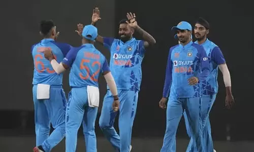 തകർന്നടിഞ്ഞ് ന്യൂസിലാൻഡ്; ഇന്ത്യക്ക് ജയിക്കാൻ 100 റൺസ്