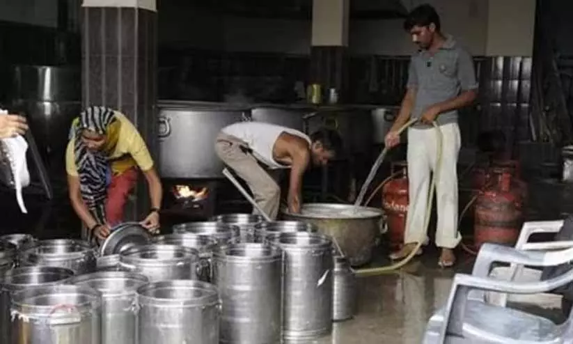 ബം​ഗ​ളൂ​രുവിലെ ഹോ​സ്റ്റ​ലി​ൽ മോ​ശം ഭ​ക്ഷ​ണം​; പ്ര​തി​ഷേ​ധി​ച്ച​വ​രെ പു​റ​ത്താ​ക്കി