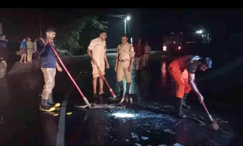എളമരം വളവിൽ ഓയിൽ ചോർച്ച പതിവ്; തടയാൻ നടപടിയില്ല എളമരം വളവിൽ ഓയിൽ ചോർച്ച പതിവ്; തടയാൻ നടപടിയില്ല