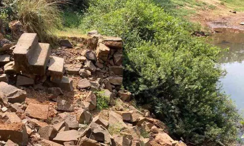 അഞ്ചരക്കണ്ടി പുഴ: ഇരുവശങ്ങളിലും കരയിടിച്ചിൽ രൂക്ഷം അഞ്ചരക്കണ്ടി പുഴ: ഇരുവശങ്ങളിലും കരയിടിച്ചിൽ രൂക്ഷം