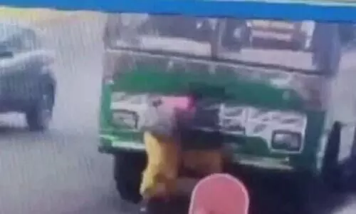 റോഡ് മുറിച്ചുകടക്കുന്നതിനിടെ  ബസ് കയറിയിറങ്ങി സ്ത്രീ മരിച്ചു