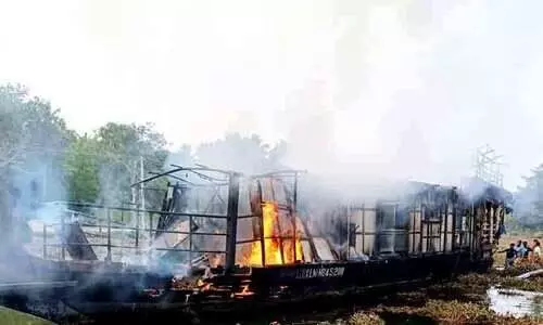 ഹൗസ് ബോട്ടിന് തീപിടിച്ചു; വിദേശികളടക്കം യാത്രക്കാർ രക്ഷപ്പെട്ടു ഹൗസ് ബോട്ടിന് തീപിടിച്ചു; വിദേശികളടക്കം യാത്രക്കാർ രക്ഷപ്പെട്ടു