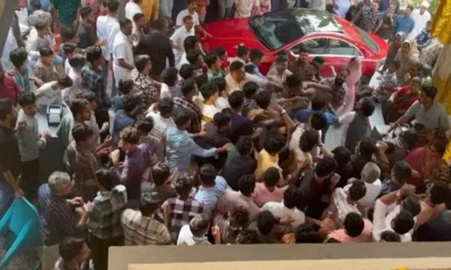 വരന്റെ സുഹൃത്തുക്കൾ വധുവിന്‍റെ വീട്ടിൽ പടക്കം പൊട്ടിച്ചു; വിവാഹവീട്ടിൽ ‘തല്ലുമാല’ -VIDEO