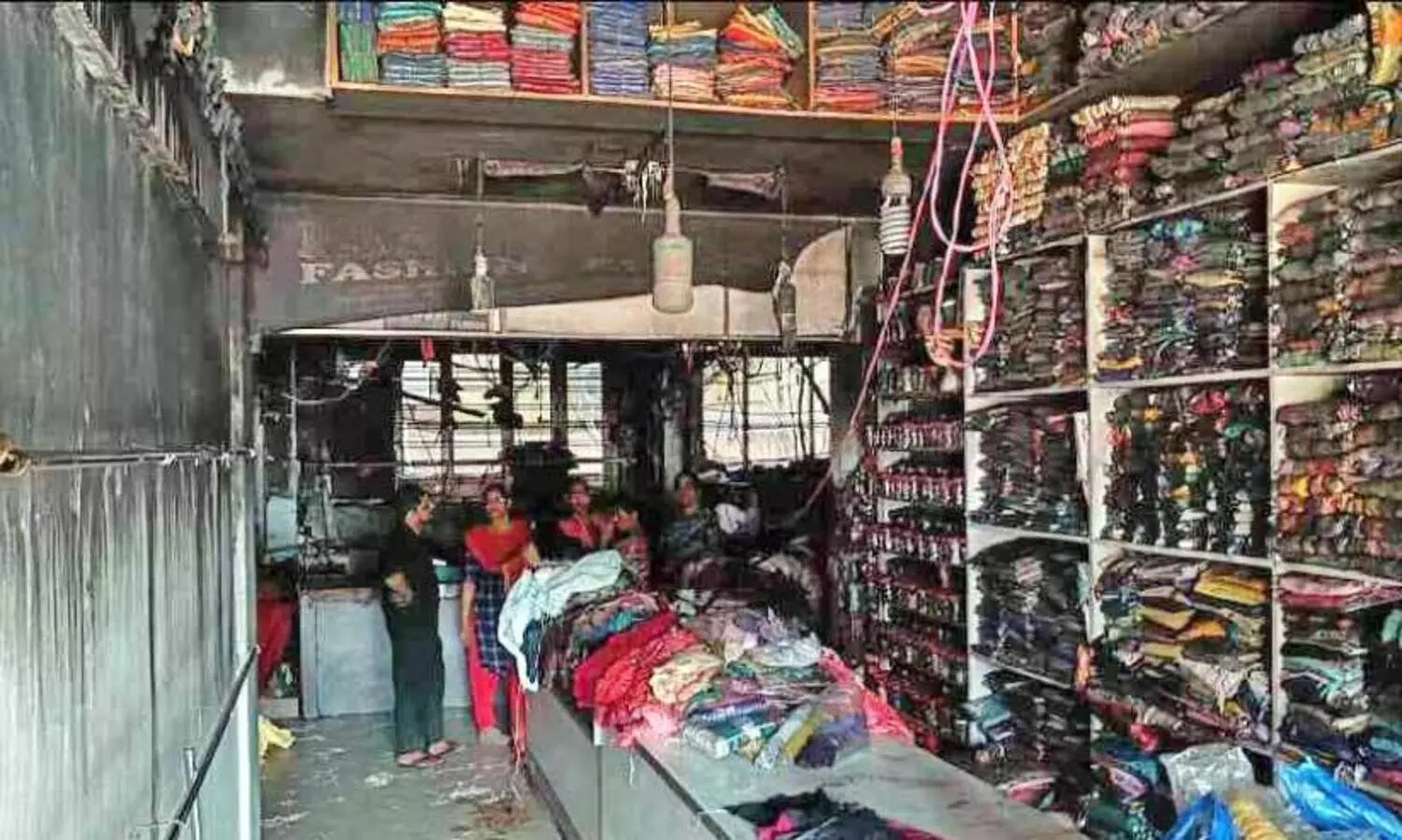 തലശ്ശേരിയിൽ തുണിക്കട കത്തിനശിച്ചു