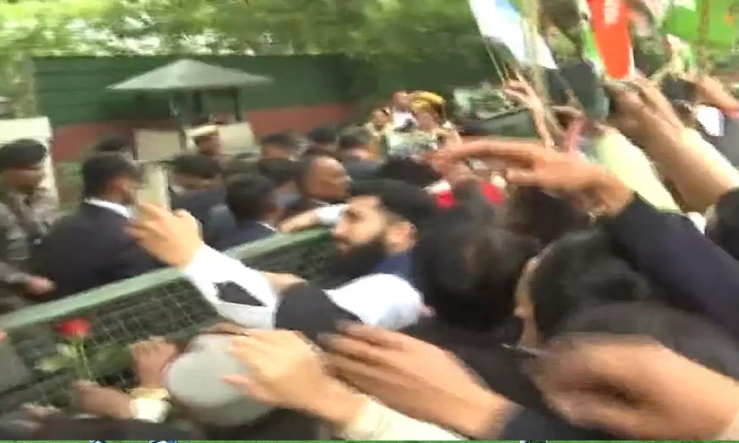 ഭാരത് ജോഡോ യാത്രക്കു പിന്നാലെ ഡൽഹിയിൽ പ്രവർത്തകരുടെ ആവേശത്തിലേക്ക് പറന്നിറങ്ങി രാഹുൽ ഗാന്ധി -വിഡിയോ